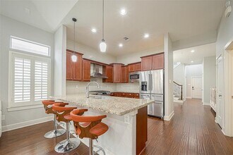 6093 Yale St in Houston, TX - Building Photo - Building Photo