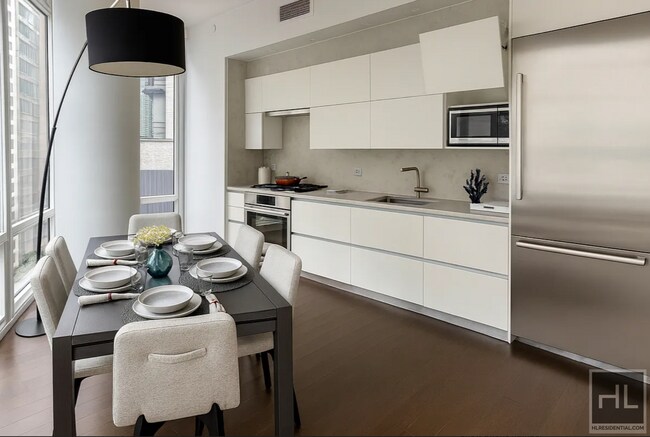 East 44th Street, Unit 16L in New York, NY - Foto de edificio - Building Photo