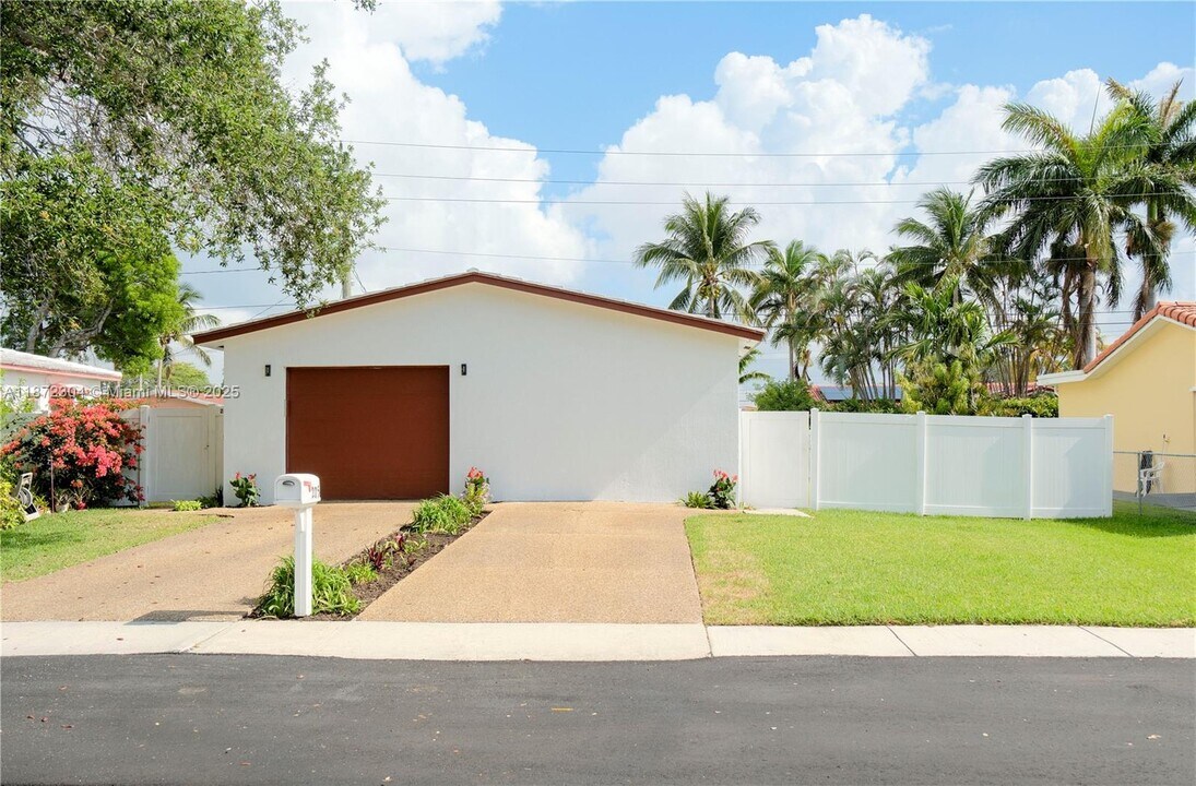 205 SE 4th St in Dania Beach, FL - Building Photo