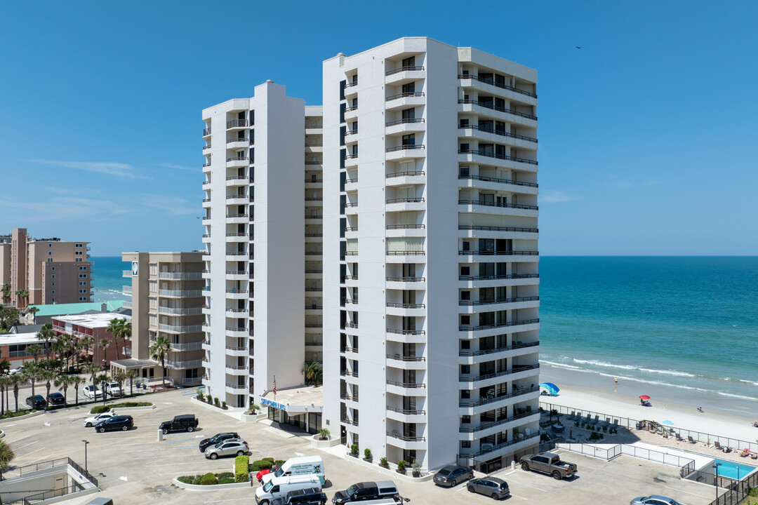 Seychelles Condominium in Daytona Beach Shores, FL - Building Photo