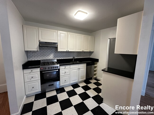 109 Brainerd Rd, Unit 130-1 in Boston, MA - Foto de edificio - Building Photo