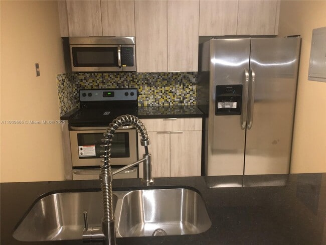 555 NE 123rd St in North Miami, FL - Foto de edificio - Building Photo