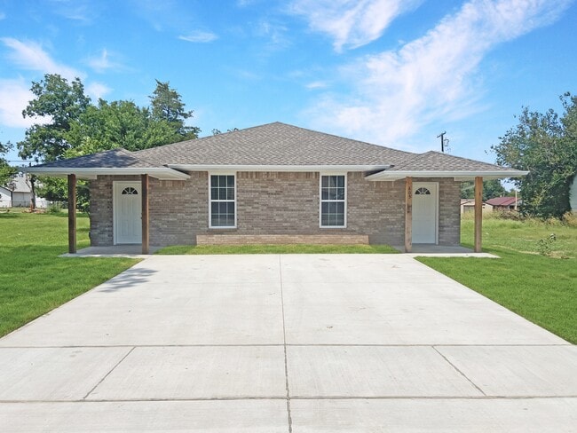 property at 805 SW Summit Ave