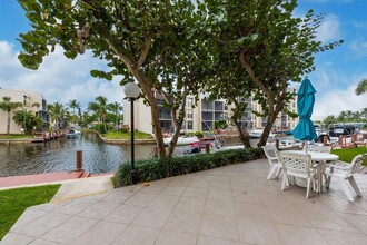 17 Royal Palm Way, Unit 305 in Boca Raton, FL - Foto de edificio - Building Photo