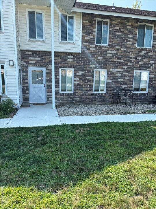 3 Osage Ct in Coram, NY - Building Photo