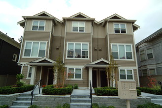 Campus Two Triplex Development in Seattle, WA - Foto de edificio - Building Photo