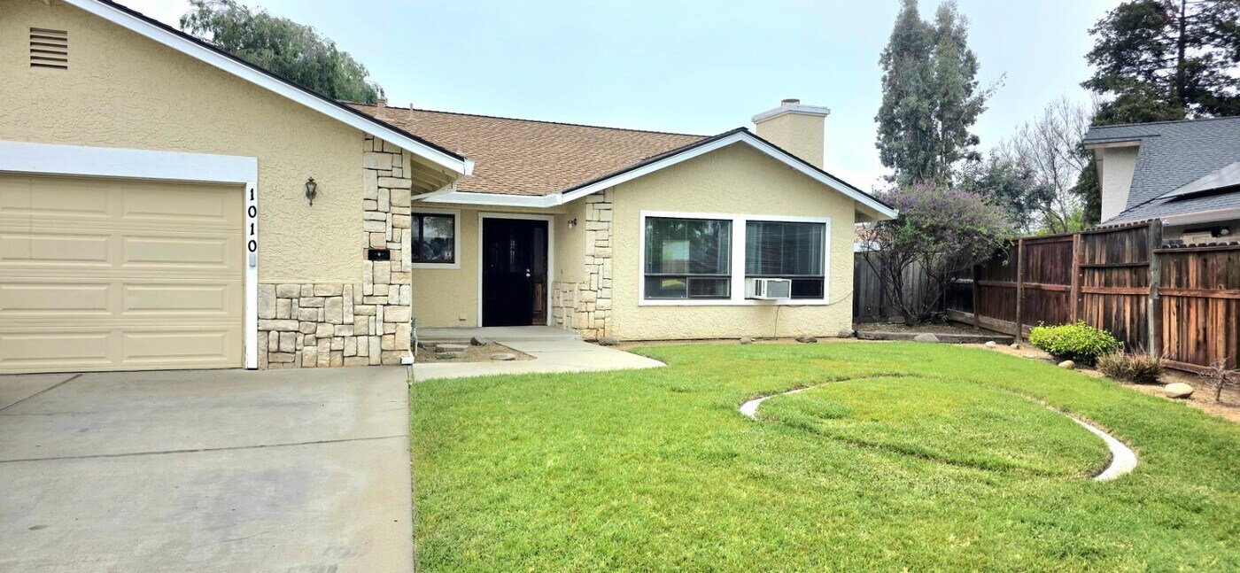1010 Nez Perce Dr in Hollister, CA - Building Photo