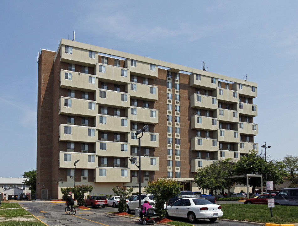 Cogic High-Rise Apartments in Norfolk, VA - Building Photo