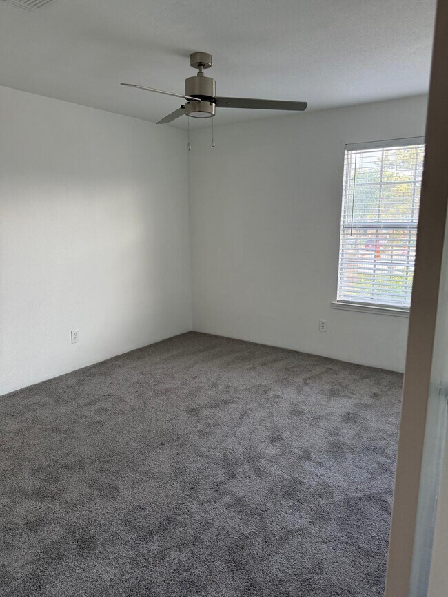 8243 Creekbend Dr in Houston, TX - Building Photo - Building Photo