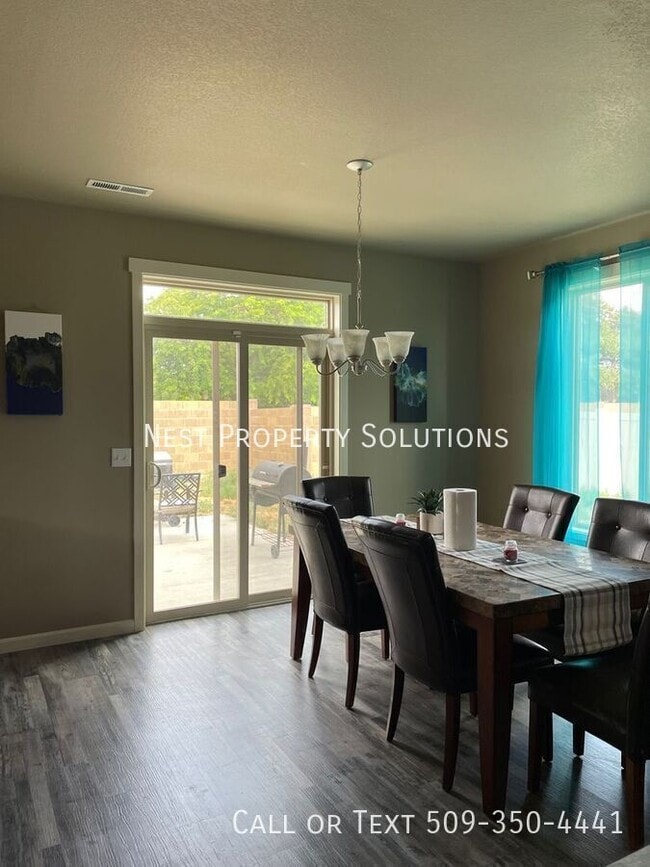 1111 Hilltop Ave NE in Quincy, WA - Building Photo - Building Photo