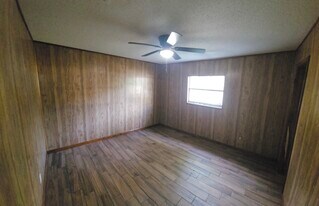 221 Edison Drive in Pensacola, FL - Building Photo