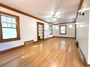 1440 S 90th St in West Allis, WI - Foto de edificio - Building Photo