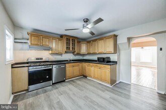 175 Dupont St in Philadelphia, PA - Building Photo - Building Photo