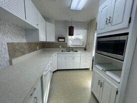 104 Maple Grove Dr in Pittsfield, MA - Building Photo