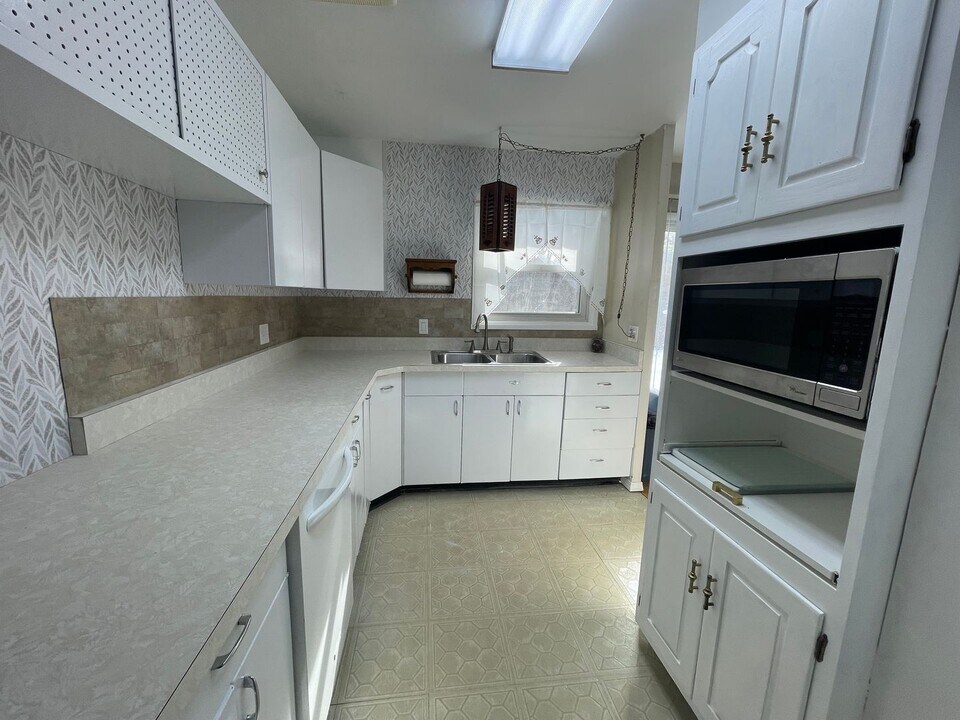 104 Maple Grove Dr in Pittsfield, MA - Building Photo