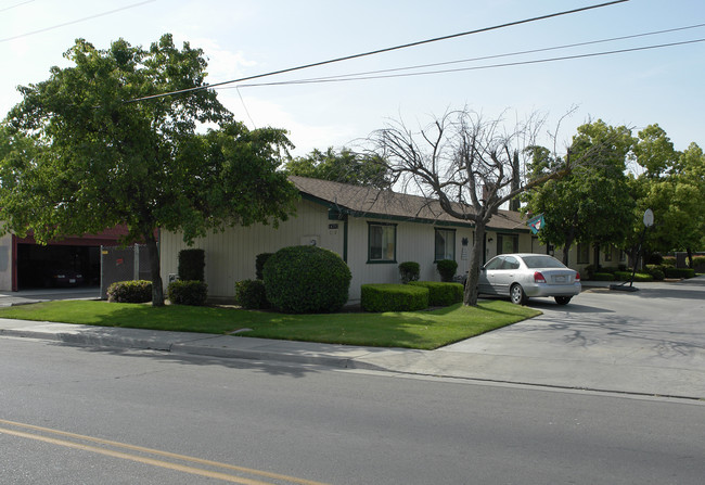 14979 W Kearney Blvd in Kerman, CA - Foto de edificio - Building Photo