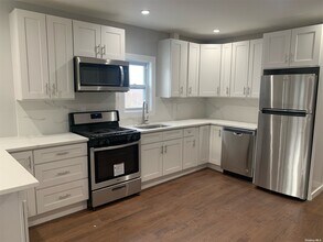 71 Lannon Pl, Unit A in Port Washington, NY - Building Photo - Building Photo