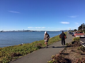 2 Anchor Dr in Emeryville, CA - Building Photo - Building Photo