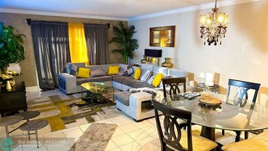 2214 S Cypress Bend Dr in Pompano Beach, FL - Foto de edificio - Building Photo