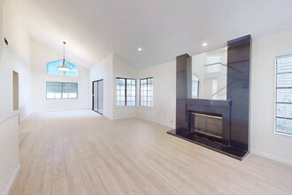 5813 Serrania Ave in Los Angeles, CA - Building Photo - Building Photo