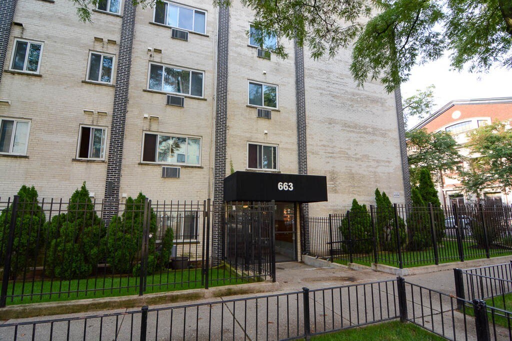663 W Grace St in Chicago, IL - Building Photo