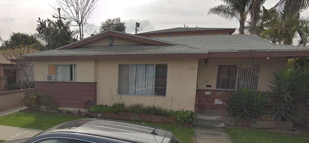 202 E Hullett St in Long Beach, CA - Building Photo