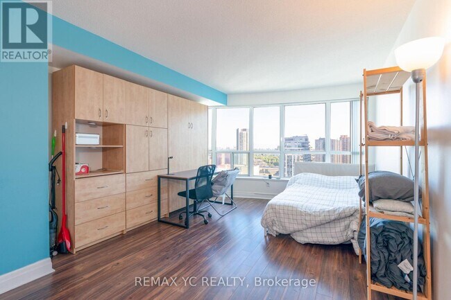 21 Hillcrest Ave in Toronto, ON - Building Photo - Building Photo