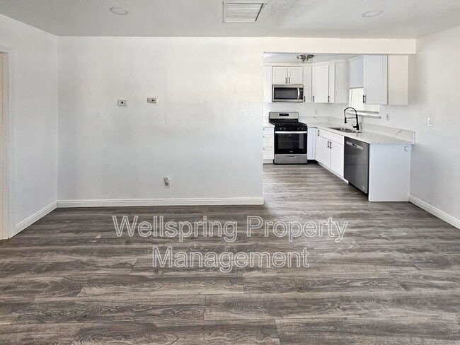 327 W Haloid Ave in Ridgecrest, CA - Foto de edificio - Building Photo