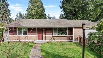 16738 10th Ave NE in Shoreline, WA - Building Photo