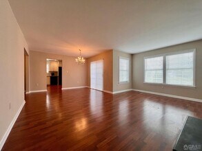 1 James Buchanan Dr in Monroe Township, NJ - Foto de edificio - Building Photo