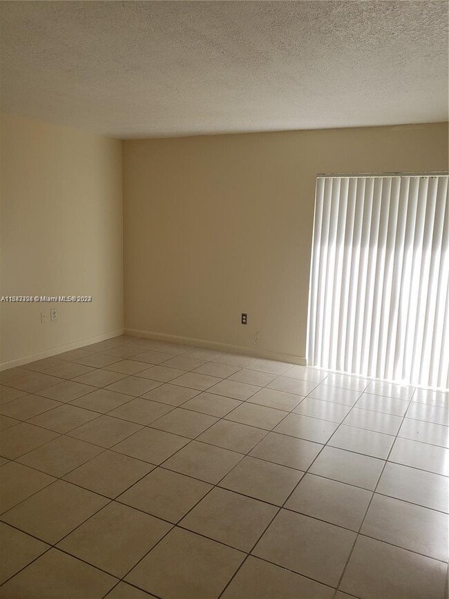 9367 Fontainebleau Blvd, Unit G111 in Miami, FL - Building Photo - Building Photo