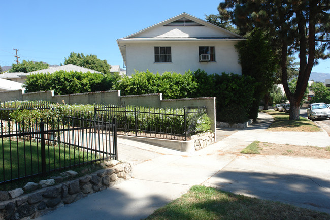 2201 Mira Vista Ave in Montrose, CA - Foto de edificio - Building Photo