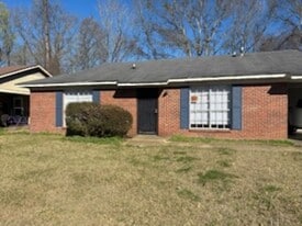 6716 George Washington Dr in Jackson, MS - Building Photo
