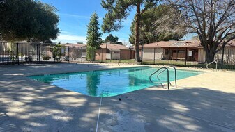 425 N Lamb Blvd in Las Vegas, NV - Building Photo