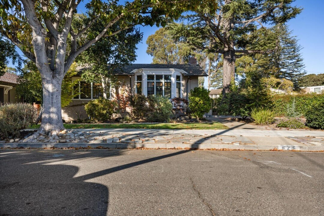 826 Walnut Ave in Burlingame, CA - Building Photo