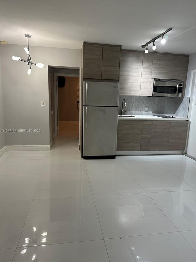 323 Washington Ave in Miami Beach, FL - Building Photo - Building Photo