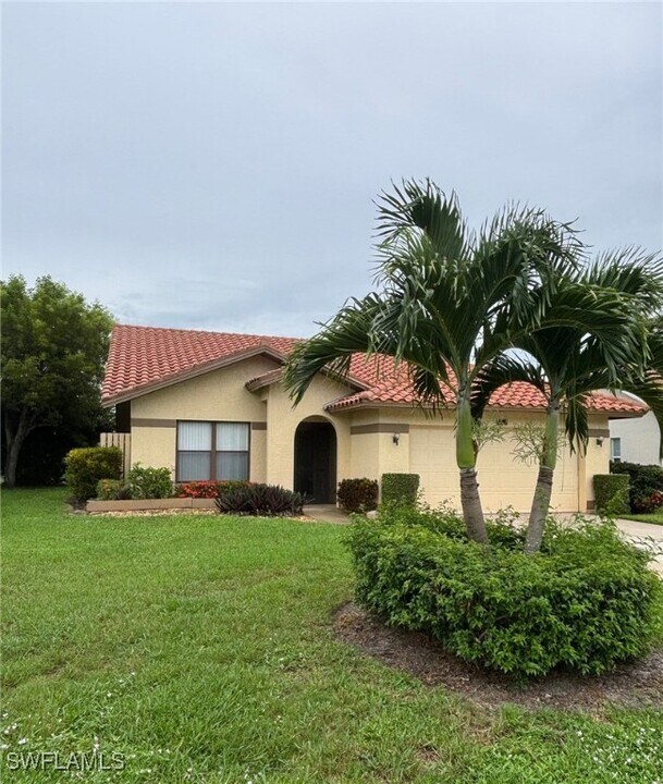 293 Kings Way in Naples, FL - Building Photo