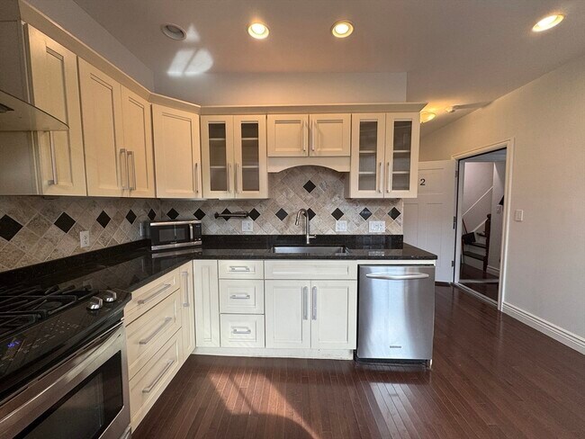 212 Chelsea St, Unit #2 in Boston, MA - Building Photo - Building Photo