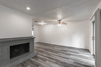 Shorewood Park Townhomes in Grapevine, TX - Building Photo - Interior Photo