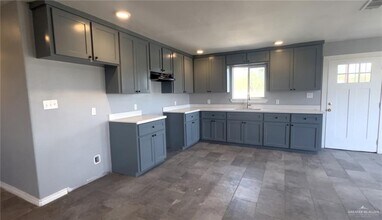 8 Champion Dr in Donna, TX - Foto de edificio - Building Photo