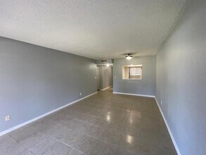 6346 Newtown Cir in Tampa, FL - Building Photo - Building Photo