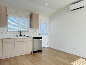 2557 W Ave 31 in Los Angeles, CA - Foto de edificio - Building Photo