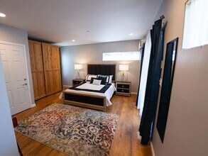 10809 Hartsook St in Los Angeles, CA - Foto de edificio - Building Photo