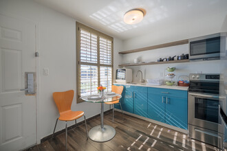 Swan Luxury Studio Apartments in Tallahassee, FL - Foto de edificio - Interior Photo