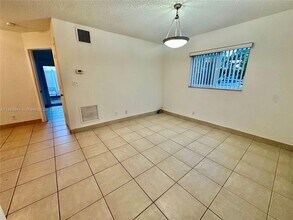 1274 NE 40th St in Oakland Park, FL - Building Photo - Building Photo