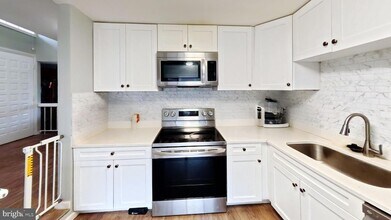 18428 Point Seneca Pl in Germantown, MD - Building Photo - Building Photo