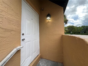 2431 NW 56th Ave in Lauderhill, FL - Foto de edificio - Building Photo