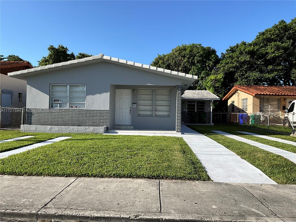 1746 NW 5th St in Miami, FL - Building Photo