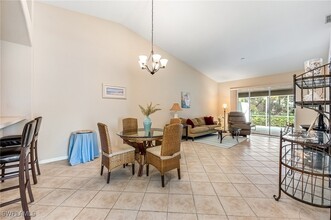 6140 Mandalay Cir in Naples, FL - Foto de edificio - Building Photo