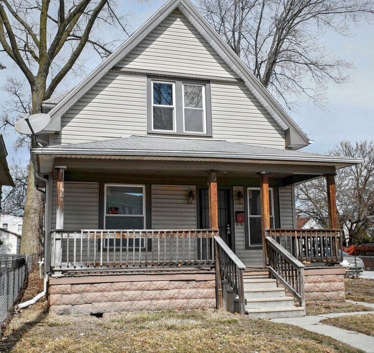 1130 Pinewood Ave in Toledo, OH - Building Photo